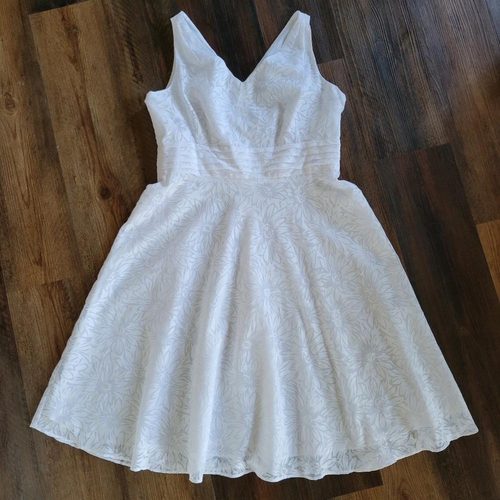Amanda Lane, White Dress, A Line Style W/Floral Print. Size 14.